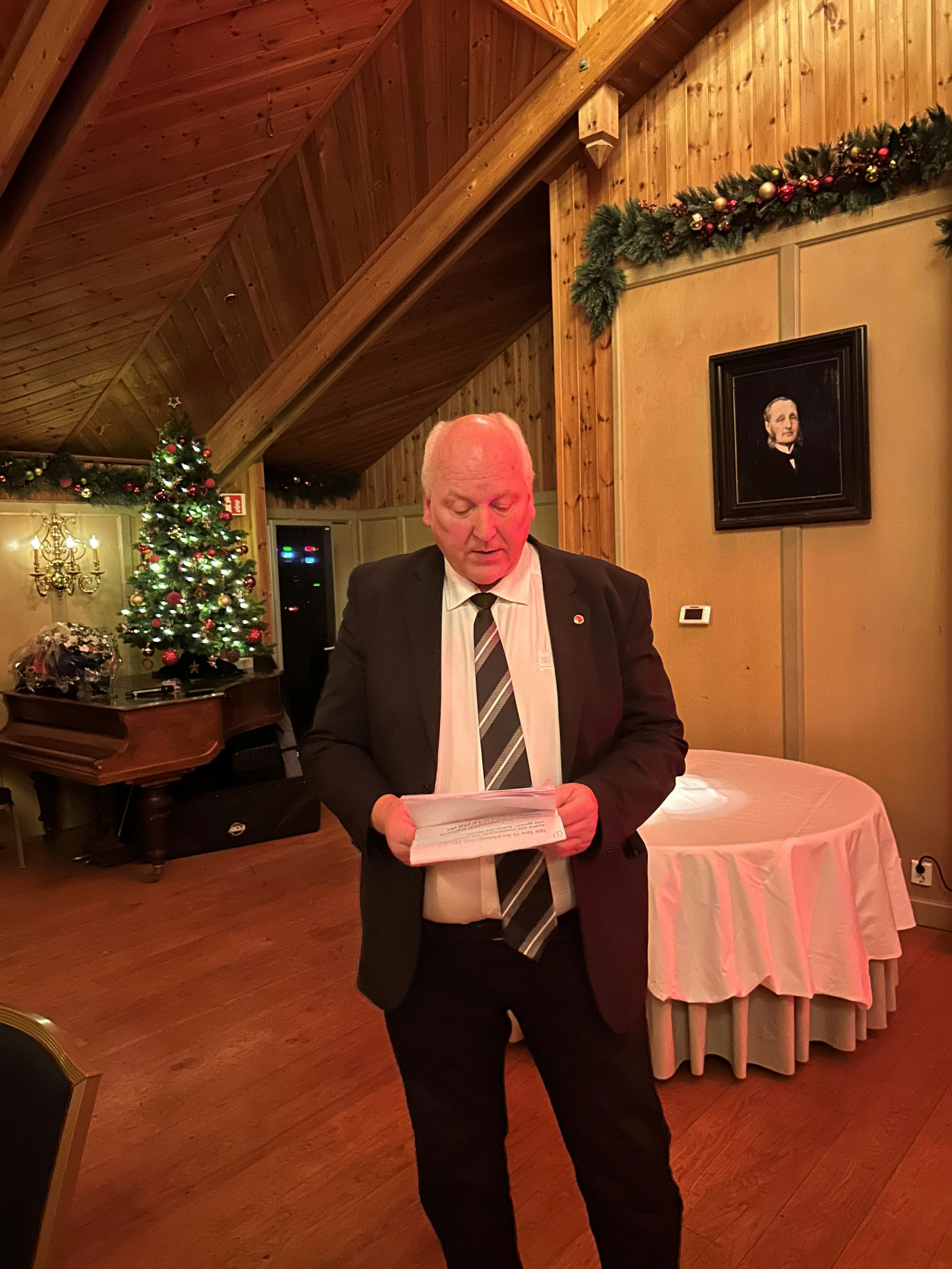 Forbundsleder Tore Velten med gode ord og gave til jubilanten